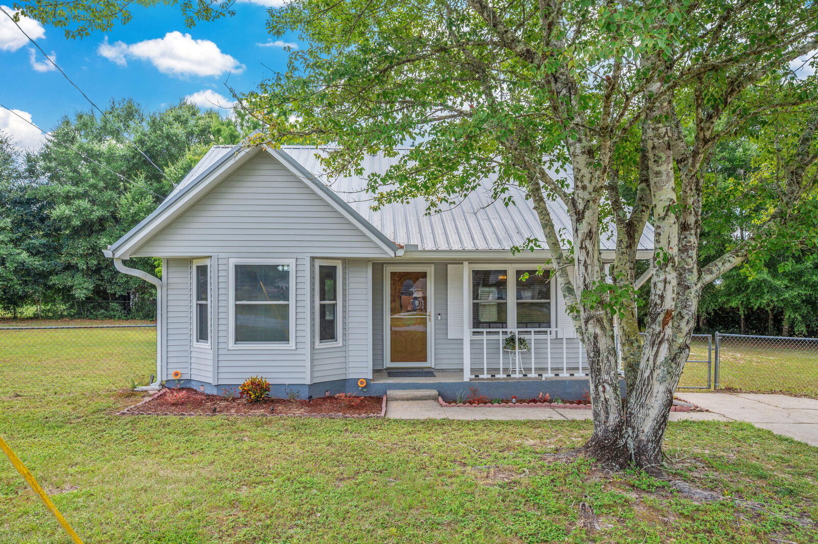 Property Photo:  3316 Colonial Court  FL 32539 