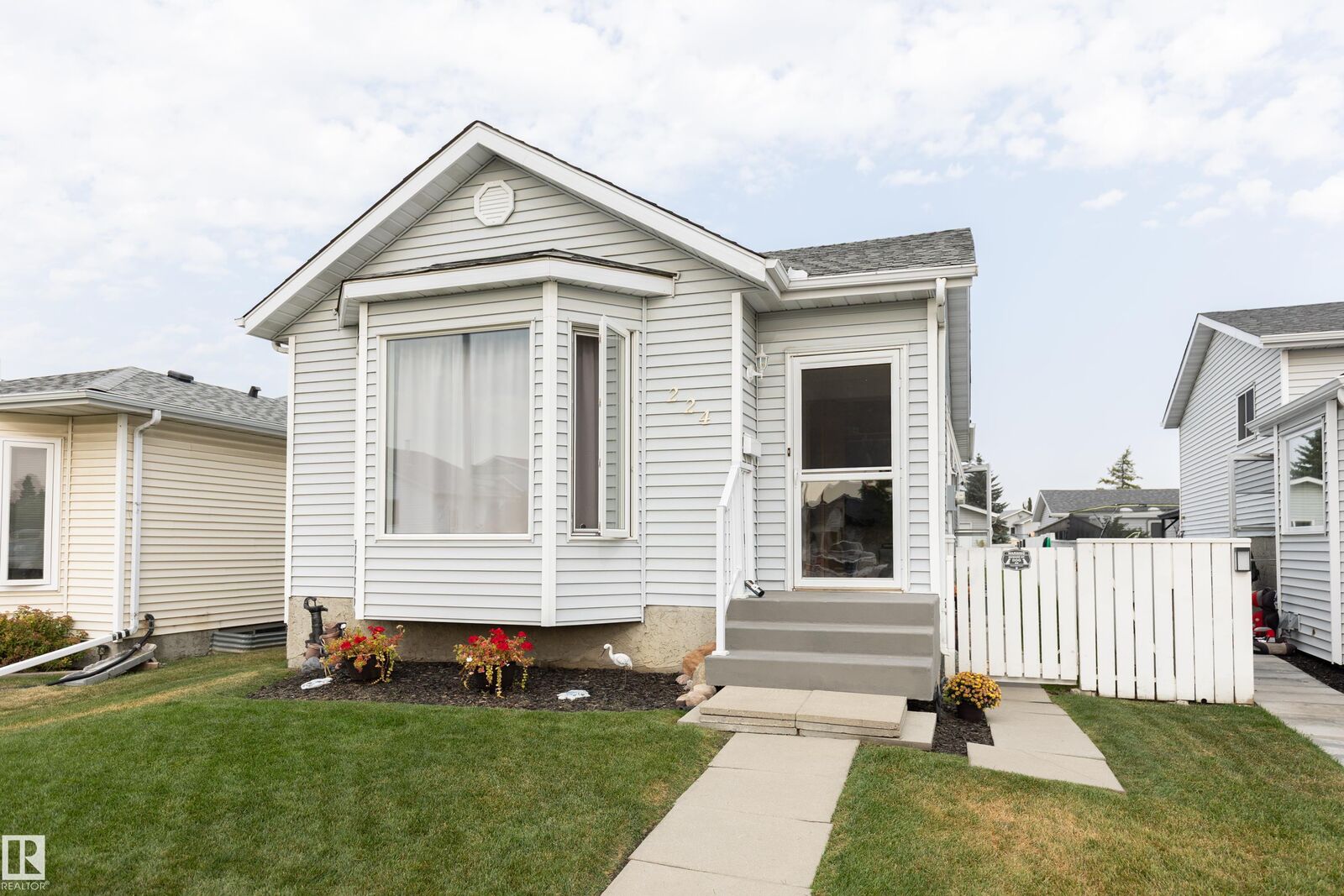 Property Photo:  224 Kirkwood Avenue NW  AB T6L 5A8 