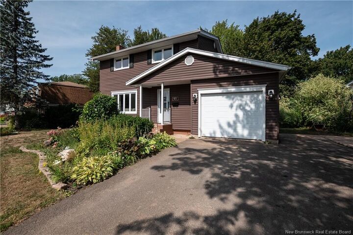 Property Photo:  93 Fairway Boulevard  NB E1B 1T4 
