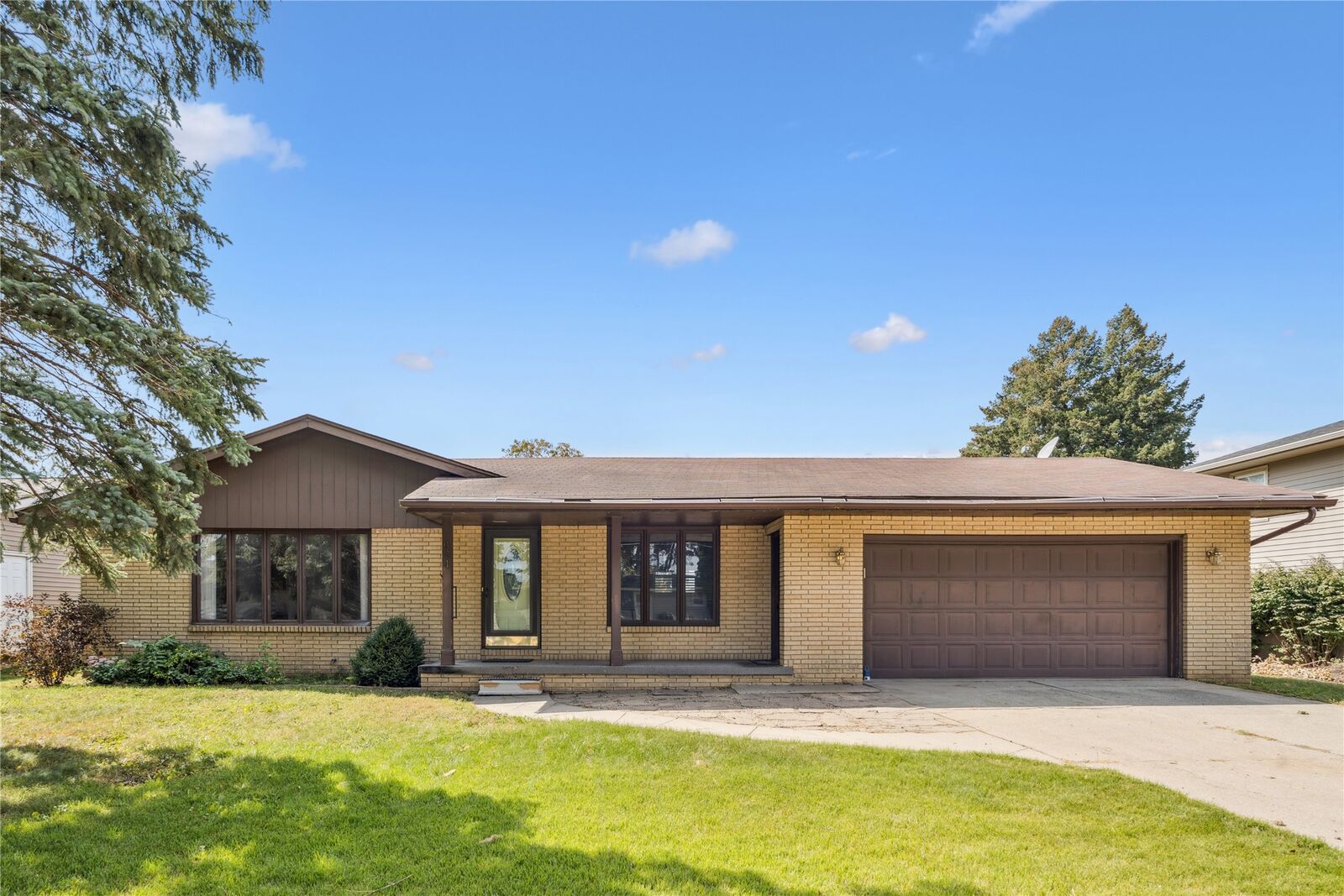 Property Photo: 604 N Claire Street IA 50228