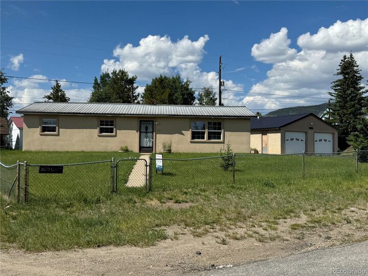 Property Photo:  300 E 6th St  CO 80461 