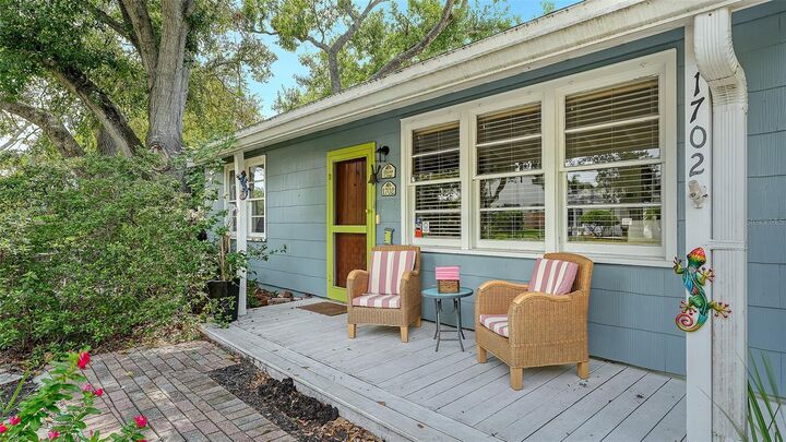 Property Photo: 1702 Hillview Street FL 34239