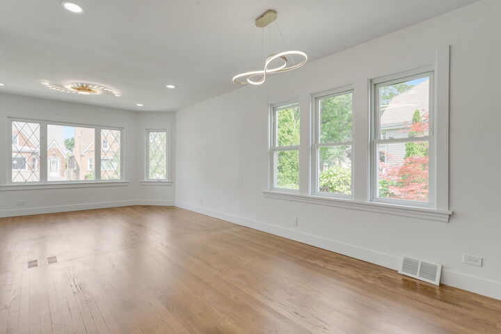 Property Photo: 5853 W Newport Avenue IL 60634
