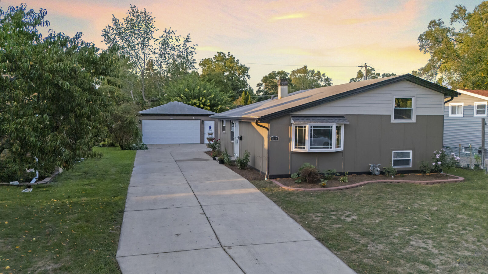 Property Photo: 1514 Amarillo Drive IL 60110