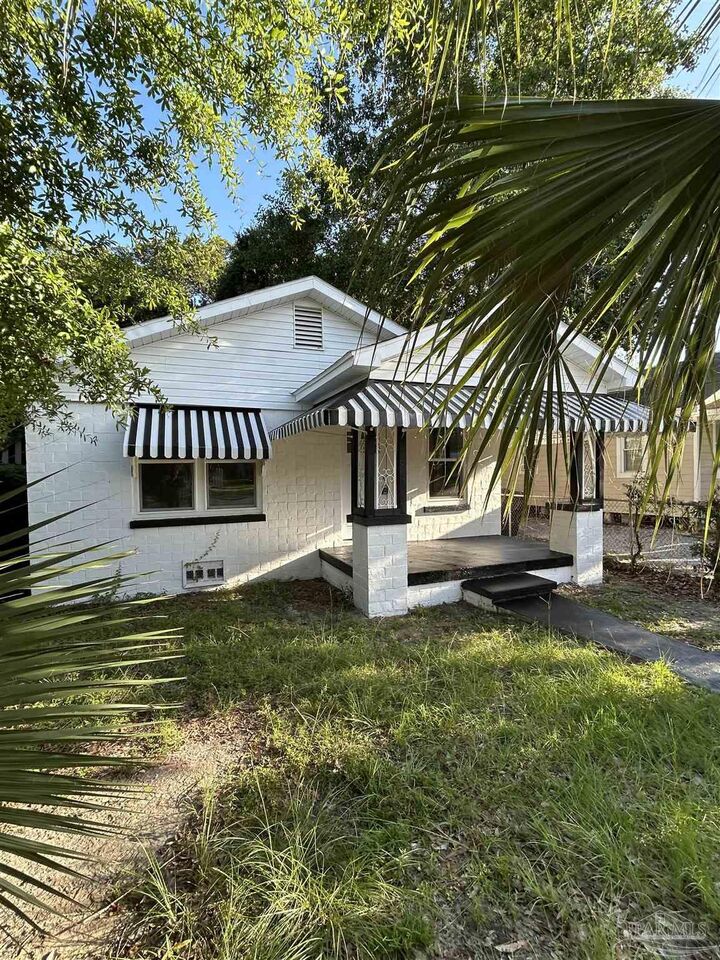 Property Photo:  911 W Government St  FL 32501 