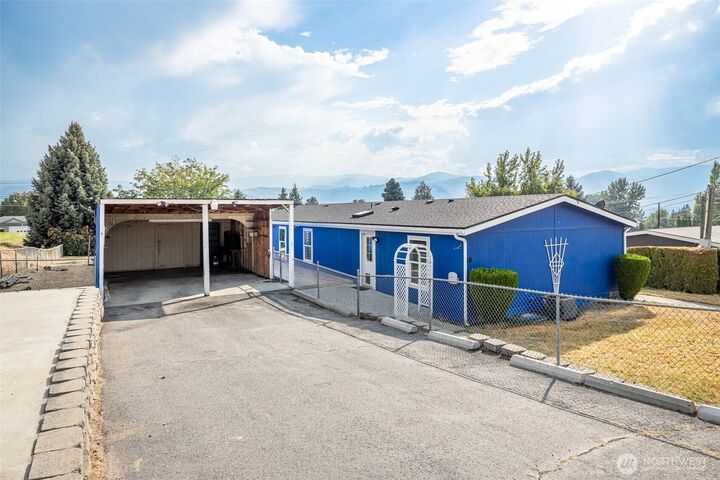 Property Photo: 68 24th Street NE WA 98802