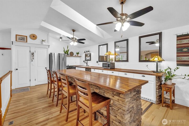 Property Photo: 211 E Jonathan Road WA 98012