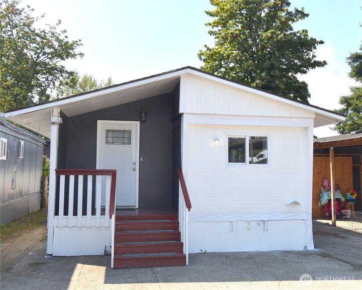 Property Photo:  214  Holcomb Ave. T5  WA 98626 