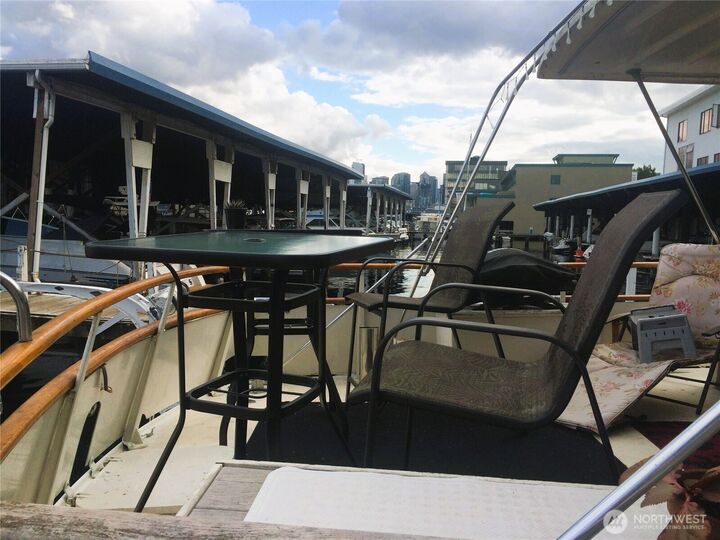 Property Photo: 2040 Westlake Avenue N 10 WA 98109