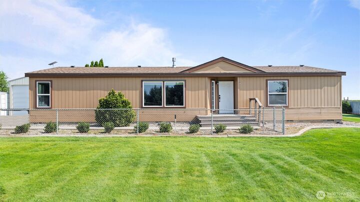 Property Photo: 45105 N 280 Pr NE WA 99320
