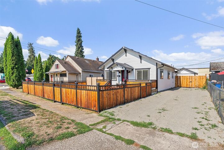 Property Photo:  625 S Gold Street  WA 98531 