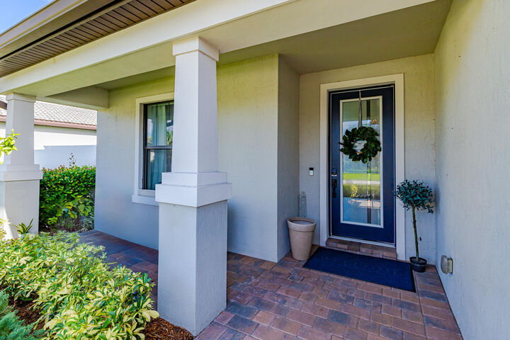 Property Photo: 719 SE Boboli Way FL 34984