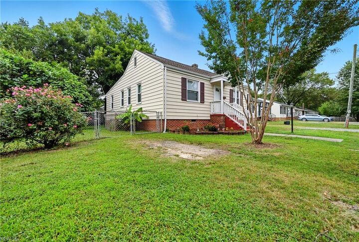 Property Photo: 120 N Grove Ave VA 23075