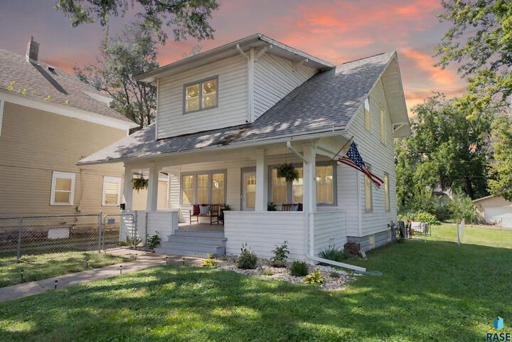 Property Photo: 601 S Prairie Ave SD 57104