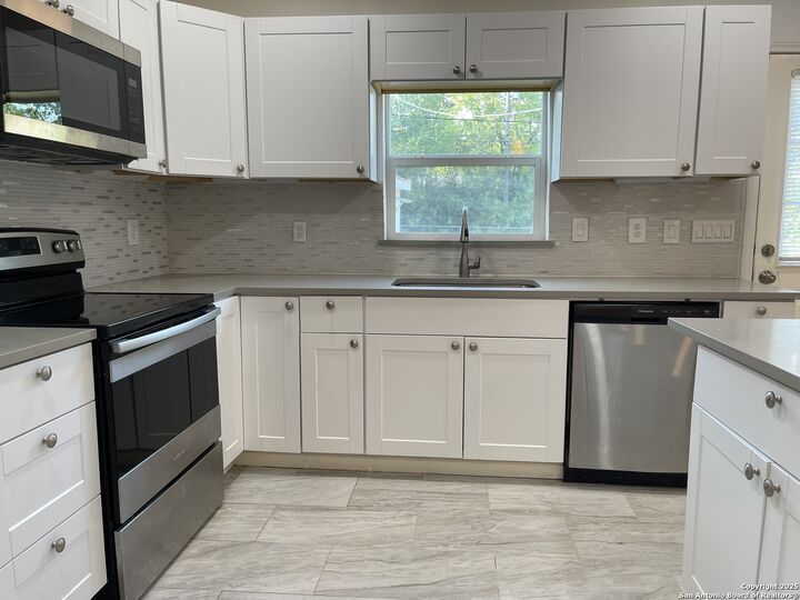 Property Photo:  1034 W Elsmere Pl  TX 78201 