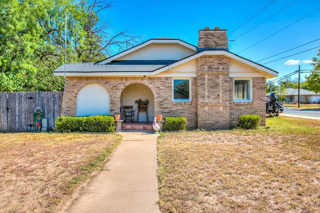 Property Photo: 2027 Walnut St TX 76901