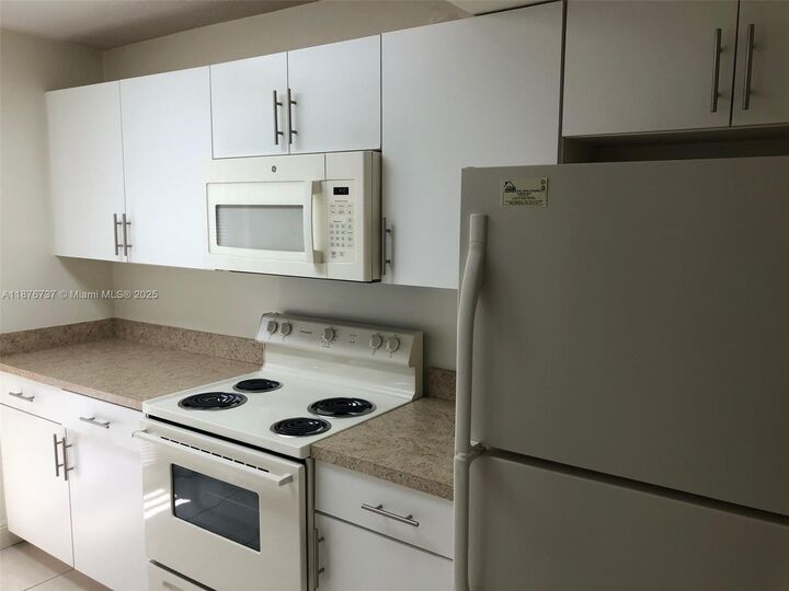 Property Photo: 10808 N Kendall Dr Q-4 FL 33176