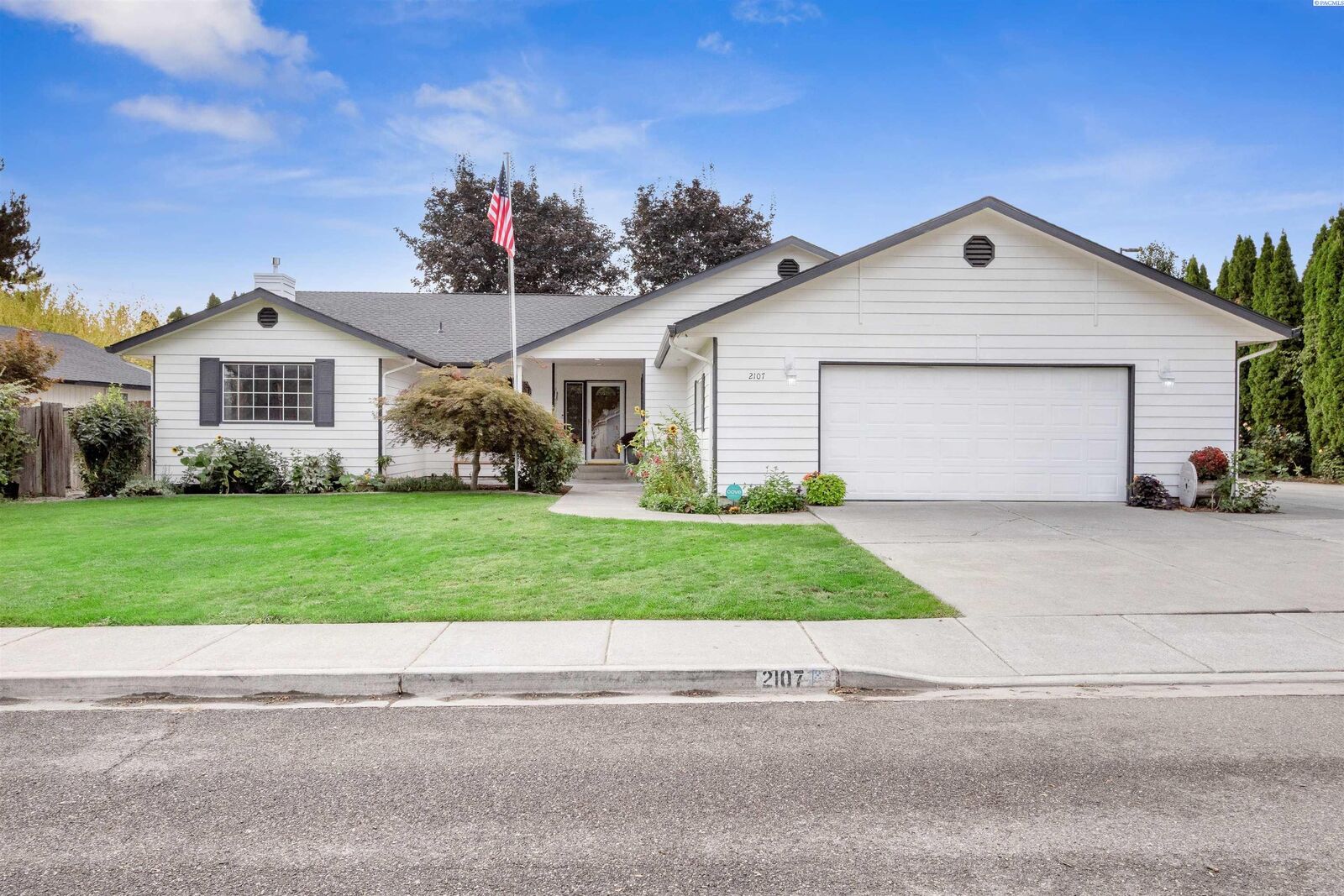 Property Photo: 2107 W 34th Ave WA 99337