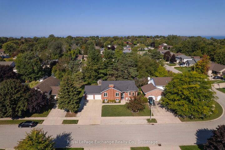 Property Photo:  615 Lynden Crescent  ON N2Z 3A9 