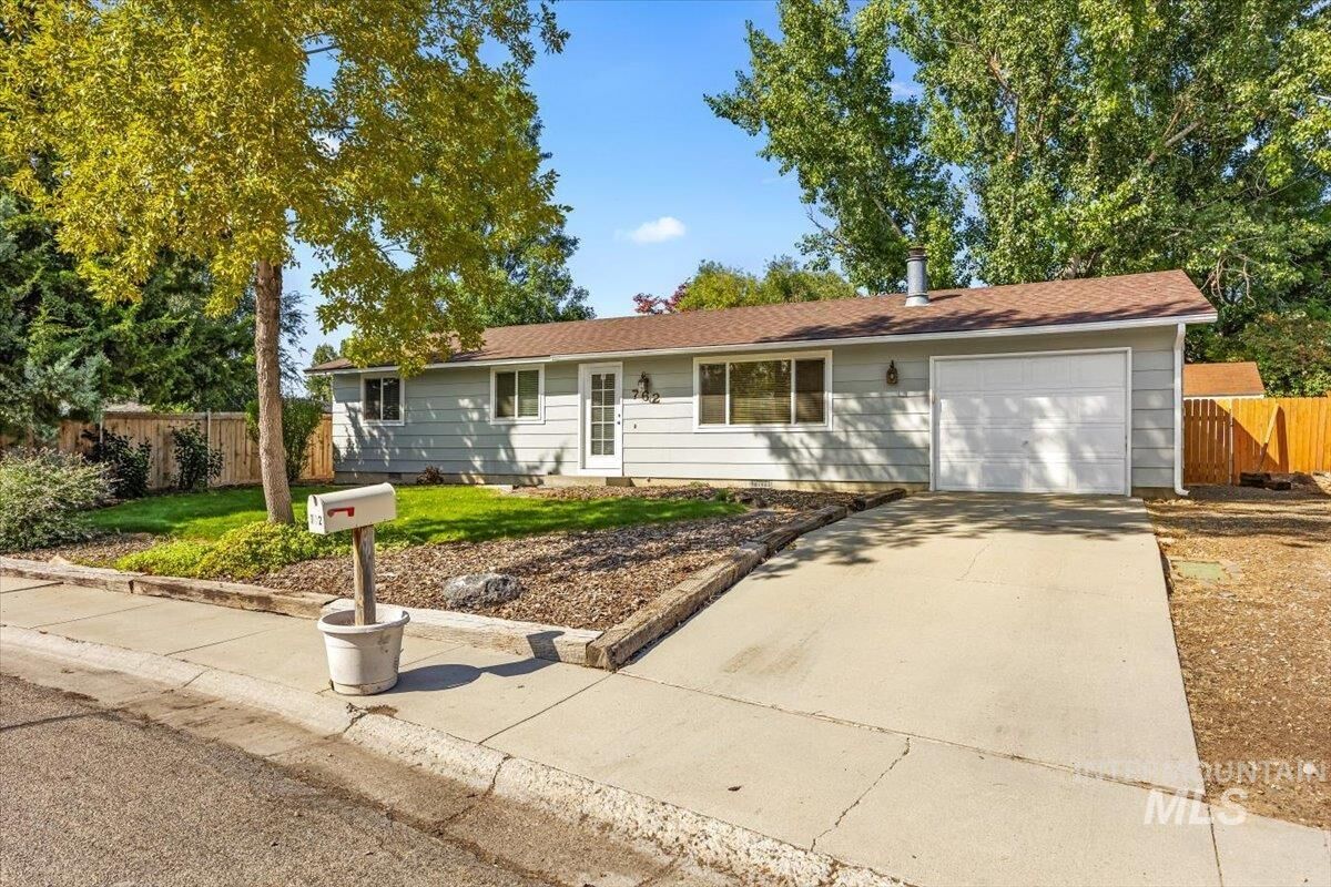 Property Photo:  762 W Mendi Pl  ID 83634 