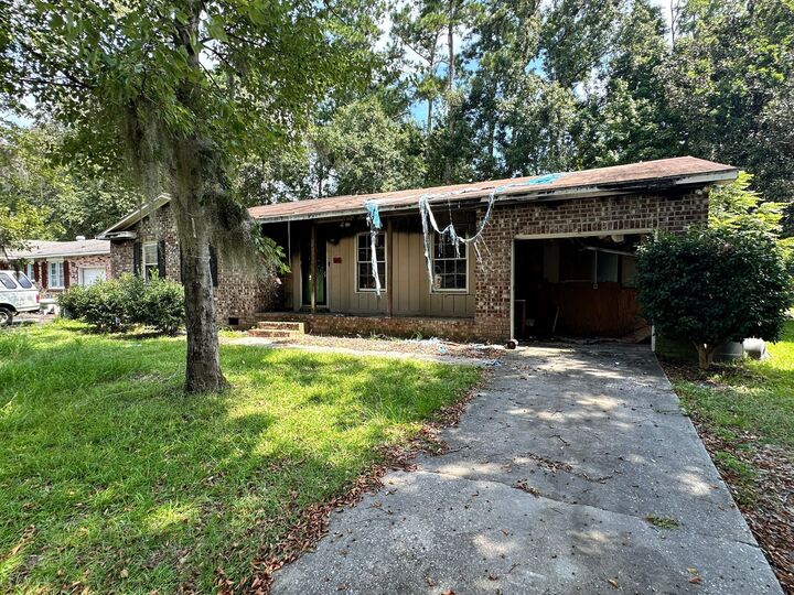 Property Photo:  203 Pinewood Street  SC 29456 