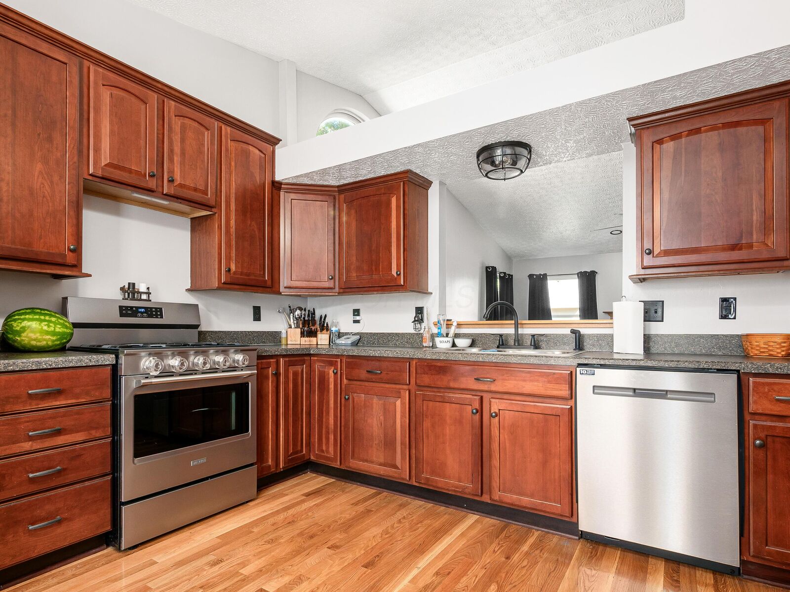 Property Photo: 1510 Halfhill Way OH 43207
