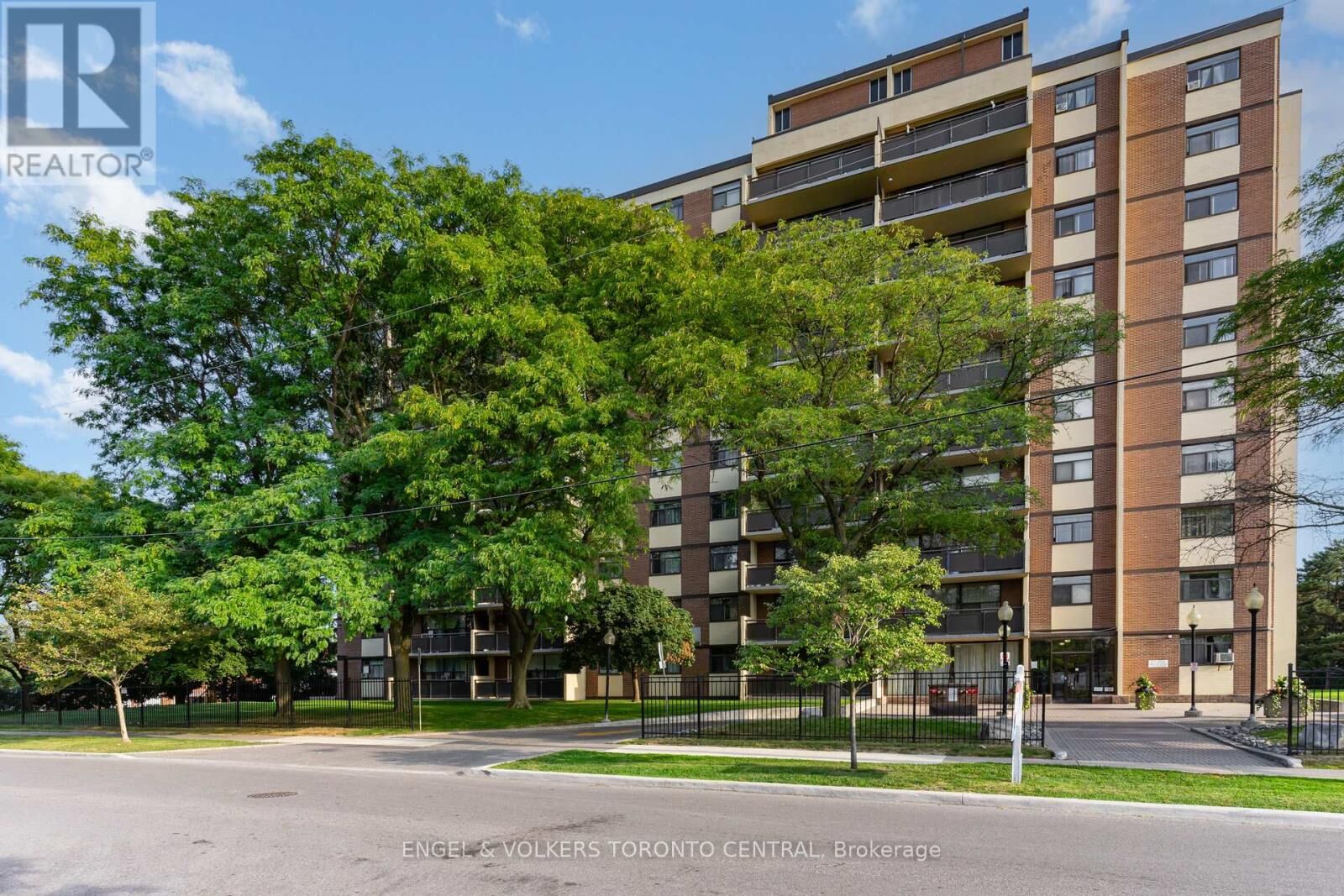Property Photo:  5 Frith Road 808  ON M3N 2L5 