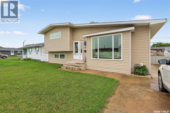 Property Photo:  1507 Duffield Street W  SK S6H 6P5 