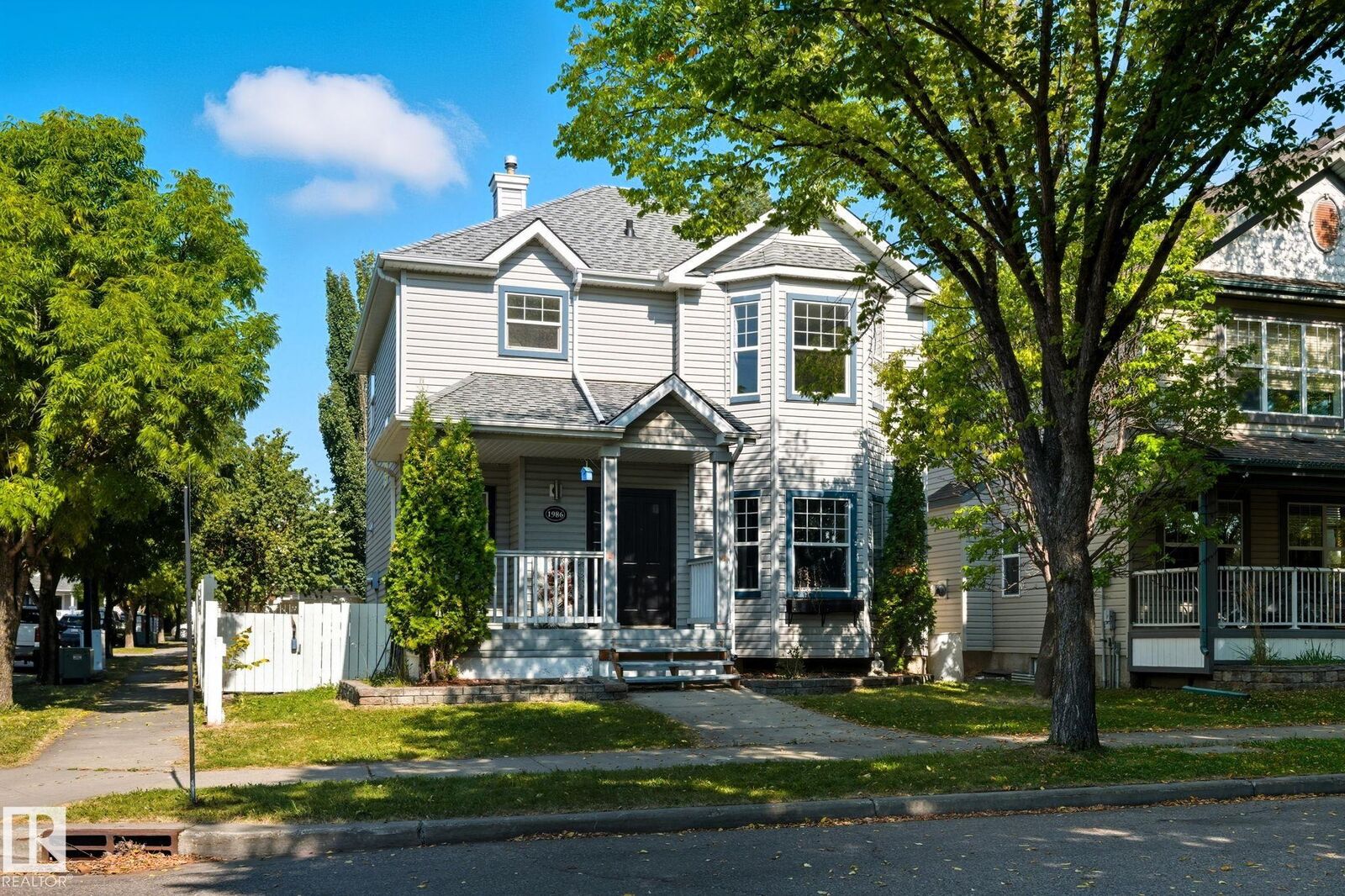 Property Photo:  1986 Tomlinson Green NW  AB T6R 2S5 