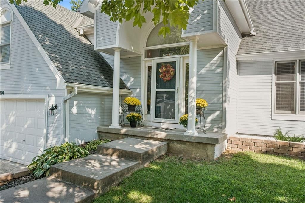Property Photo:  1507 Amesbury Avenue  MO 64068 
