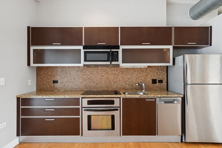 Property Photo: 660 W Wayman Street 501 IL 60661