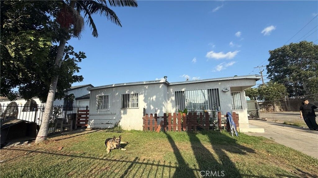 Property Photo: 116 N Holly CA 90221
