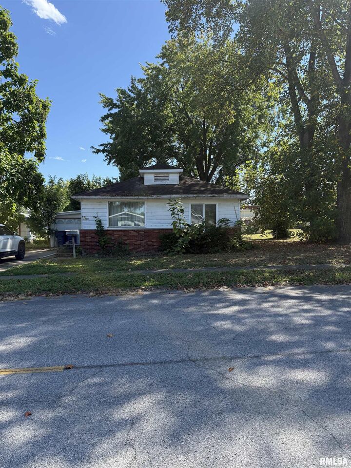 Property Photo: 1306 E Poplar Street IL 62896