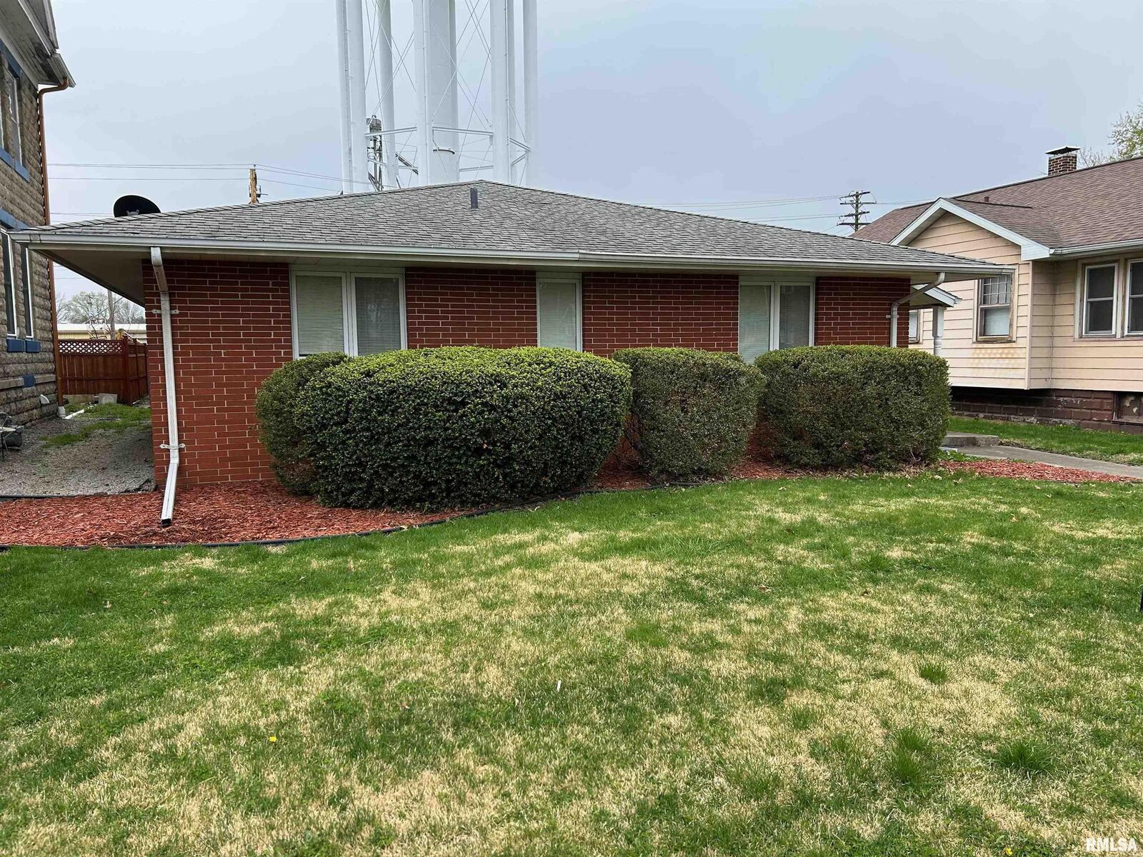 Property Photo:  306 E Poplar Street  IL 62568 