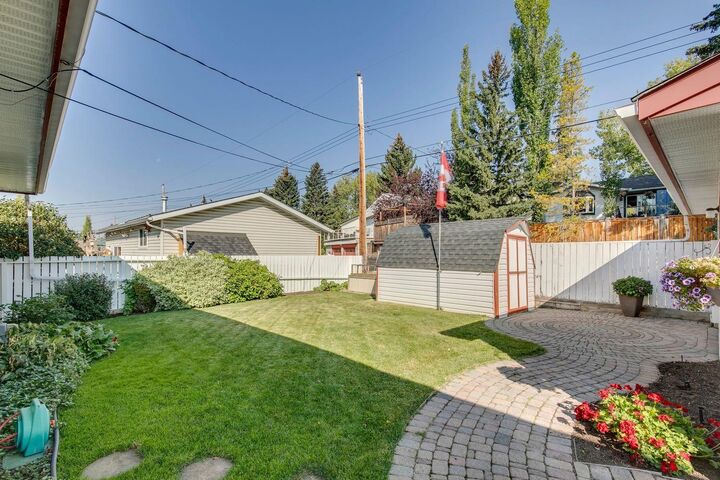Property Photo:  5751 Dalmead Crescent NW  AB T3A 1E8