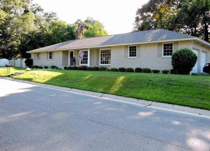 Property Photo:  1515 N B St  FL 32501 