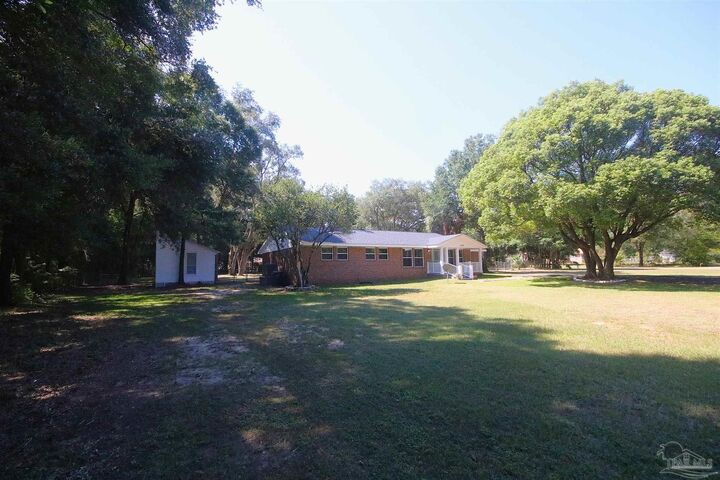 Property Photo: 5720 Redwood Dr FL 32570