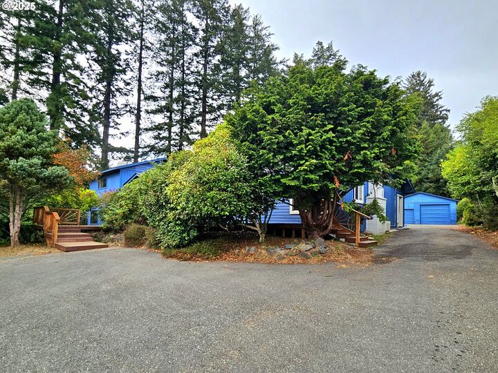 Property Photo:  614 Hassett St  OR 97415