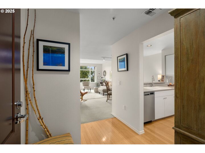 Property Photo:  1718 NE 11th Ave 313  OR 97212 