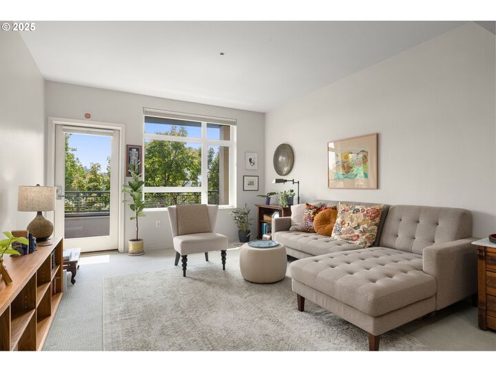 Property Photo:  1718 NE 11th Ave 313  OR 97212 