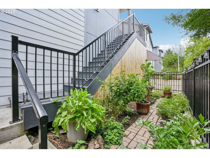 Property Photo:  3140 SE Francis St  OR 97202 