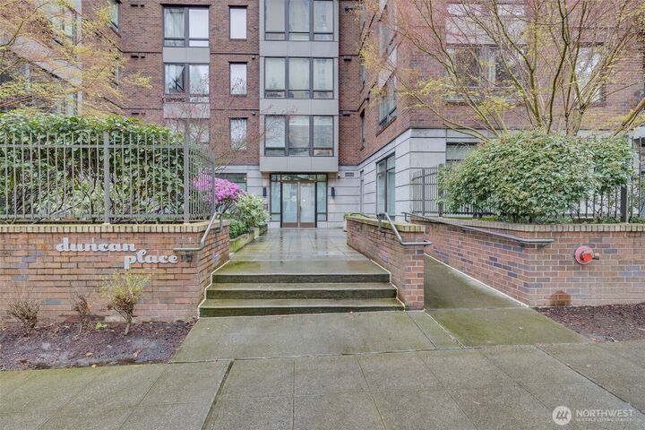 Property Photo:  4547  8th Avenue NE 204  WA 98105 