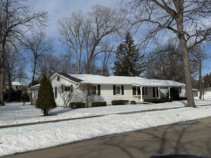 Property Photo:  2503 E Harmon Street  WI 54915-2504 