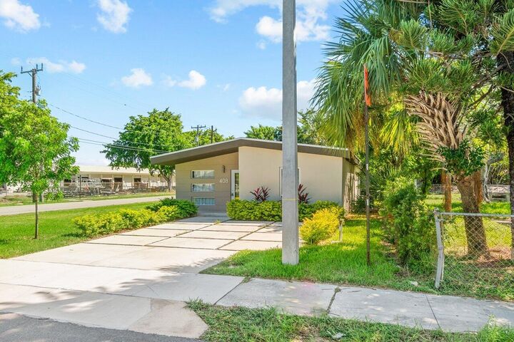 Property Photo:  408 SW 4th Street  FL 33444