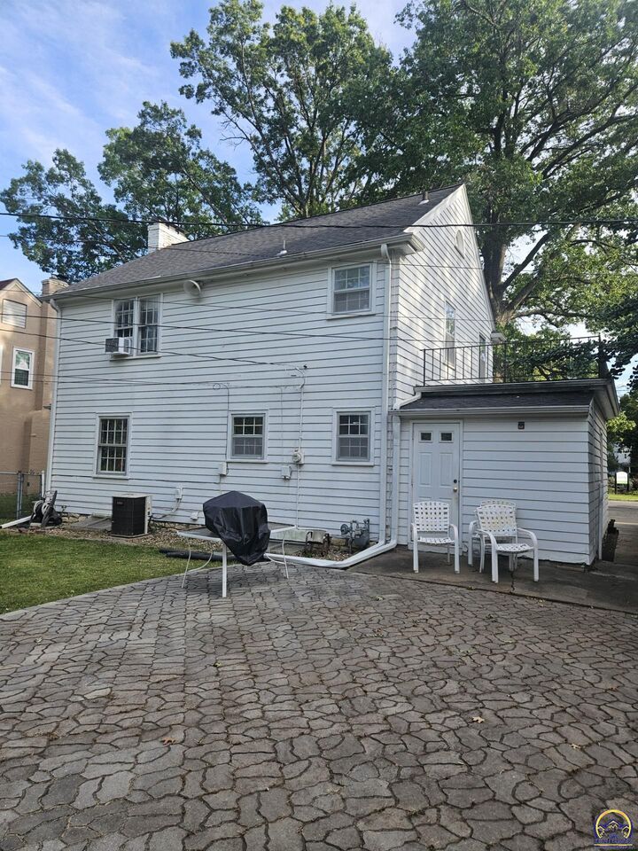 Property Photo: 2812 SW Huntoon St KS 66604