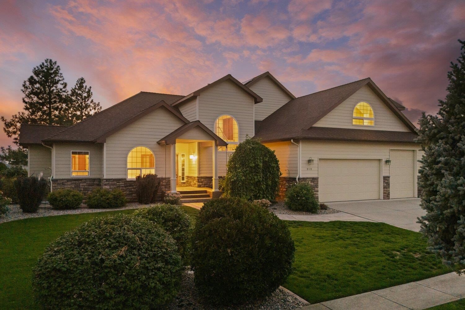 Property Photo:  919 N Country Club Dr  WA 99006 