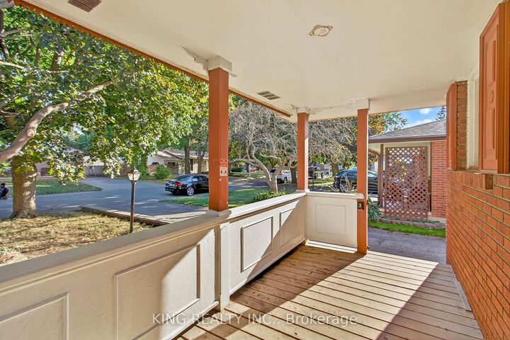 Property Photo:  17 Toulon Crescent  ON N5V 1J4 