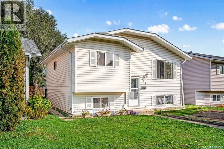 Property Photo:  1008 2nd Street E  SK S6V 0P8 
