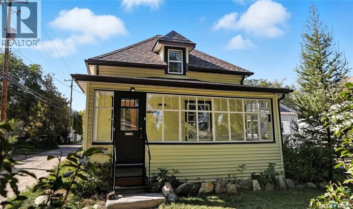 Property Photo:  1111 C Avenue N  SK S7L 1K3 