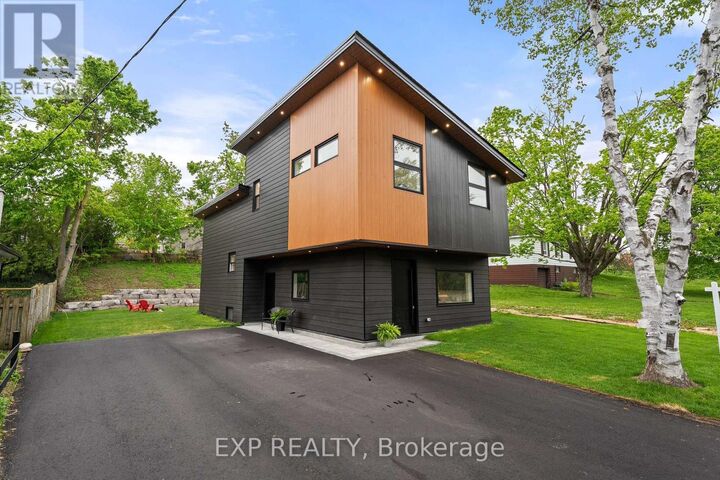 Photo de la propriété:  168 Berczy Street  ON L4M 3R6 
